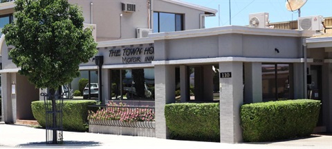 Town-House-Motor-Inn-taken-from-website.jpg